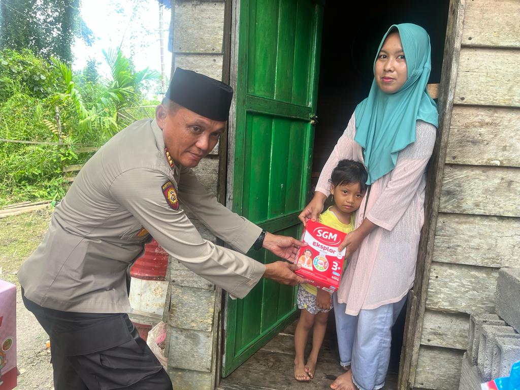 Sobat Kamis Barokah Polsek Merbau, Kembali Berikan Bantuan Bagi Dua Balita Stunting 